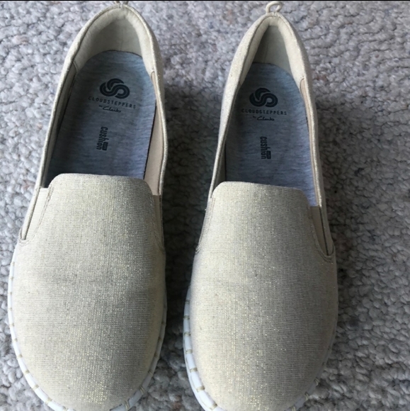 NWT Clark’s Gold Cloudsteppers - Picture 2 of 8